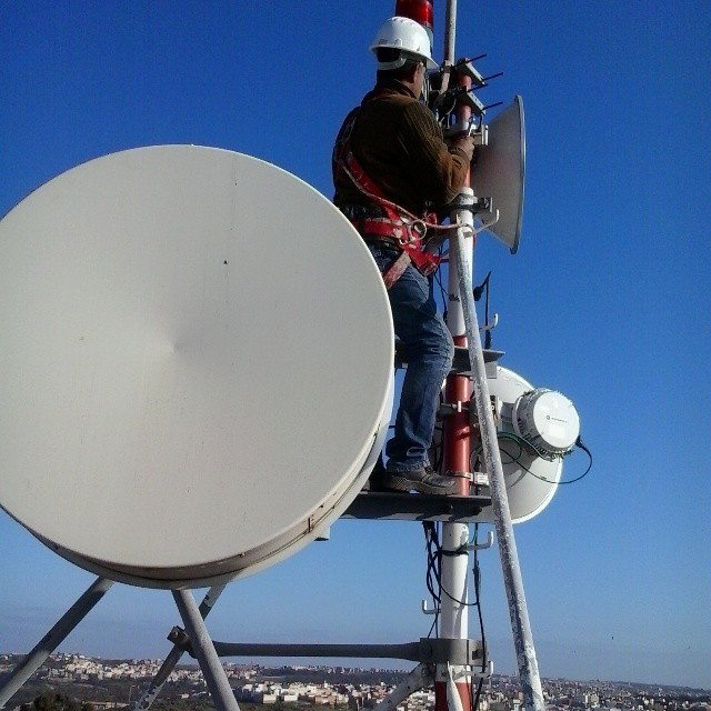 Netronics_Comm's tweet image. Installation of Microwave link with 2ft antenna in Colombia