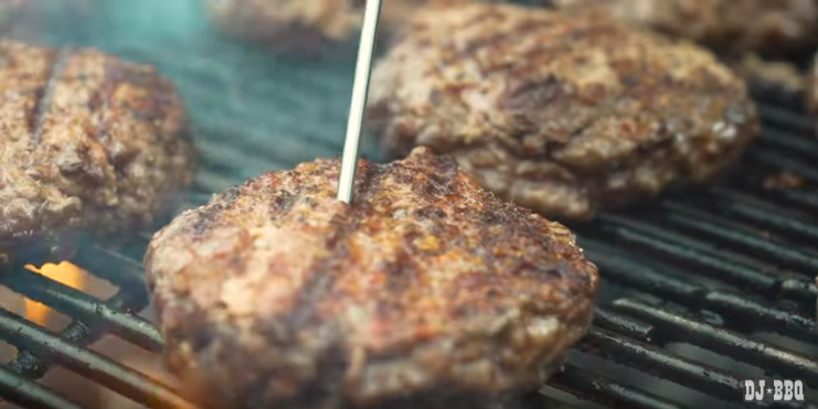 Addmaster's tweet photo. Get the perfect results when you #BBQ with @Thermapen_ https://t.co/pxxWlAValr 
#BBQBRAVE  #thermapen #optimumtemperature #perfectcheeseburger #biomasterprotected #foodsafe https://t.co/uoVG3I1PSi