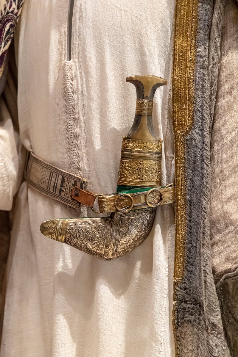 متحف قطر الوطني على تويتر يمثل اللباس التقليدي القطري للرجال رمزًا وطنيًا وشعبيًا مهمًا في الماضي واليوم ، في قاعة الاحتفال ، تعرف على أهم الملابس التقليدية التي يرتديها رجال قطر في