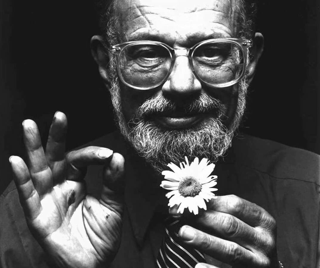 «Il peso del mondo
è amore.
Sotto il fardello
della solitudine,
sotto il fardello
dell'insoddisfazione
il peso,
il peso che trasportiamo
è amore».

Allen Ginsberg, nato oggi ❤️