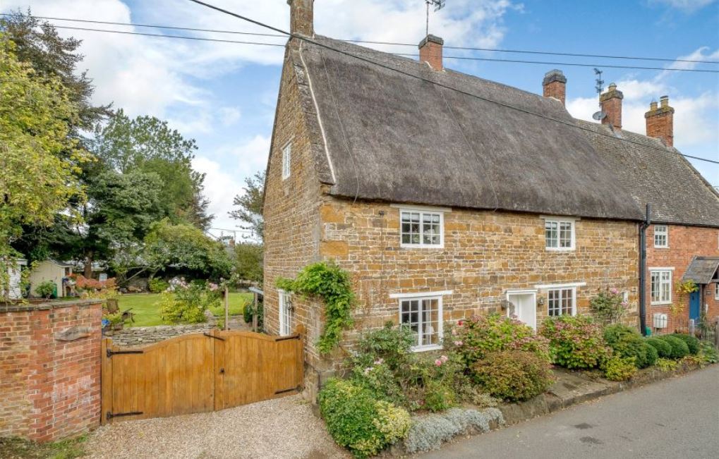 struttsbanbury's tweet photo. #propertiesoftheweek Whatever you are looking for be it a little country cottage or a large mansion we can help you! https://t.co/R4siLITpDr https://t.co/vcxBM69hDX https://t.co/sN31dePGSp https://t.co/2ttk8i9I2Z