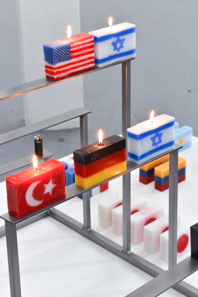 platformpost_'s tweet image. De laatste week van de tentoonstelling On the Line of the Equator is aangebroken. Bezoek Expoplu deze week en verbrand een vlag! Open op woensdag t/m zondag, tussen 12.00 en 17.00. #kunst #nijmegen #expoplu #engage #tentoonstelling 
Foto's: Floris de Vries