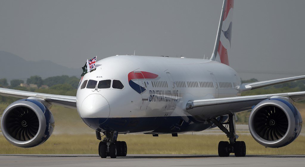ShirazHassan's tweet photo. - @British_Airways lands at #Islamabad Airport #BAcktoIslamabad #BA261  [AFP photos] https://t.co/VaWJreQssg