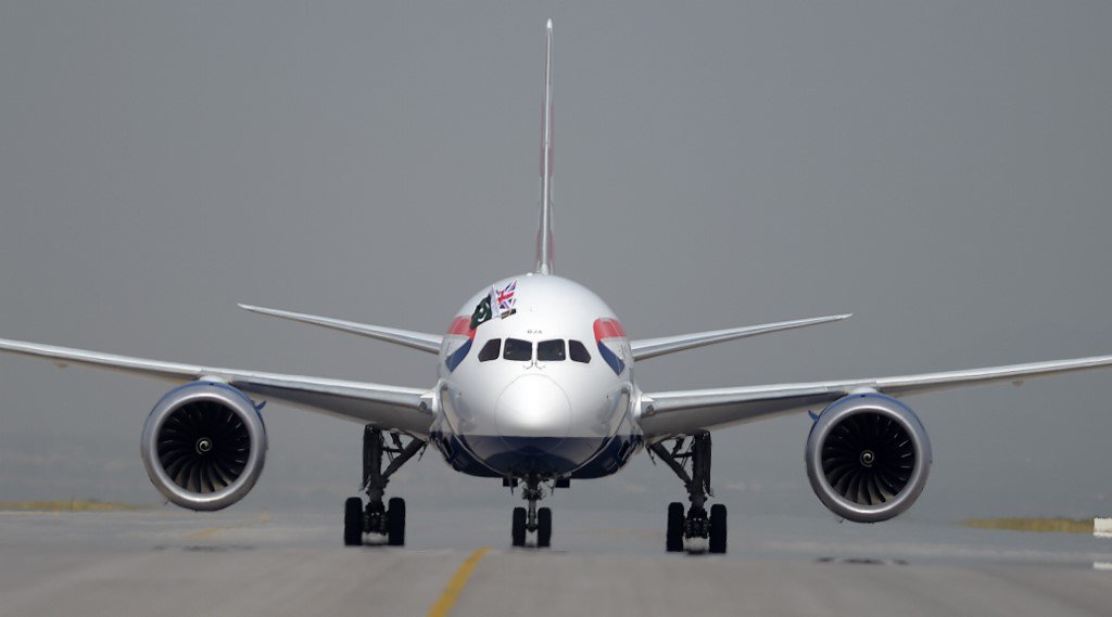 ShirazHassan's tweet photo. - @British_Airways lands at #Islamabad Airport #BAcktoIslamabad #BA261  [AFP photos] https://t.co/VaWJreQssg