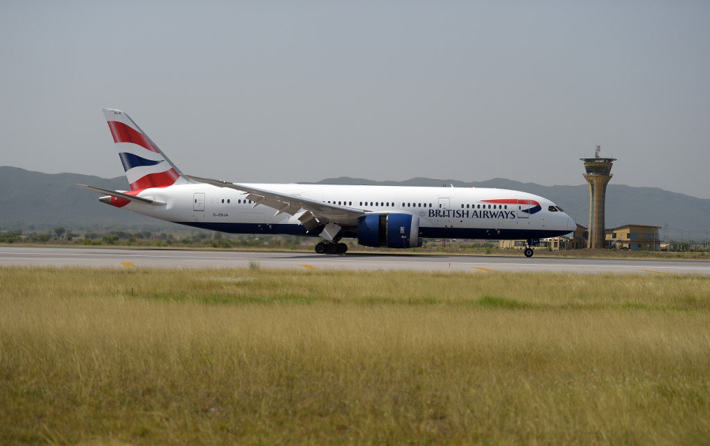 ShirazHassan's tweet photo. - @British_Airways lands at #Islamabad Airport #BAcktoIslamabad #BA261  [AFP photos] https://t.co/VaWJreQssg