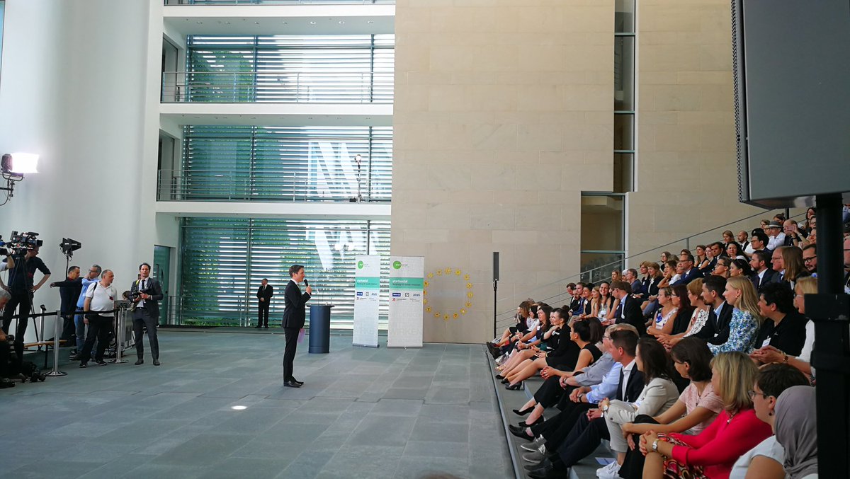 Einer der schönsten Termine des Jahres: @startsocial_eV Preisverleihung im Bundeskanzler*Innen-Amt #socent #Engagement #25xEhrenamt. Von <a href="/AshokaDE/">Ashoka Deutschland</a> mit dabei ist StartSocial Beiratsmitglied <a href="/mscheffelmeier/">Matthias</a>