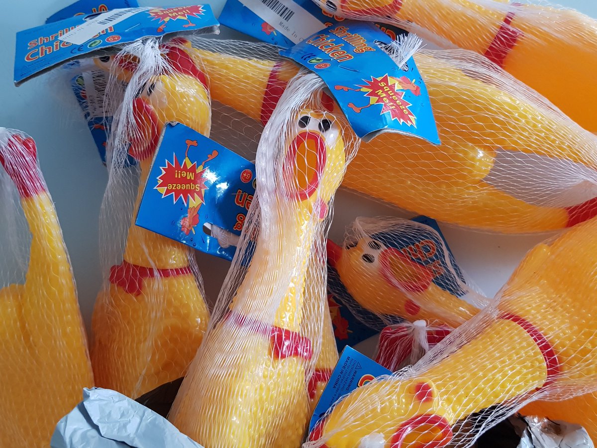 jsuispas1mouton's tweet image. Et Hop! La deuxième fournée est arrivée pour l’installation Chamboulons les GAFA. À ne pas rater pendant @futuresfestival le 13, 14 juin prochain si vous aimez le poulet grillé 🐓
with @AlbertinMeunier , @SylvieTissot , @TiouFromParis  et @gilledebast #DataDada #CouicCouic #GAFA