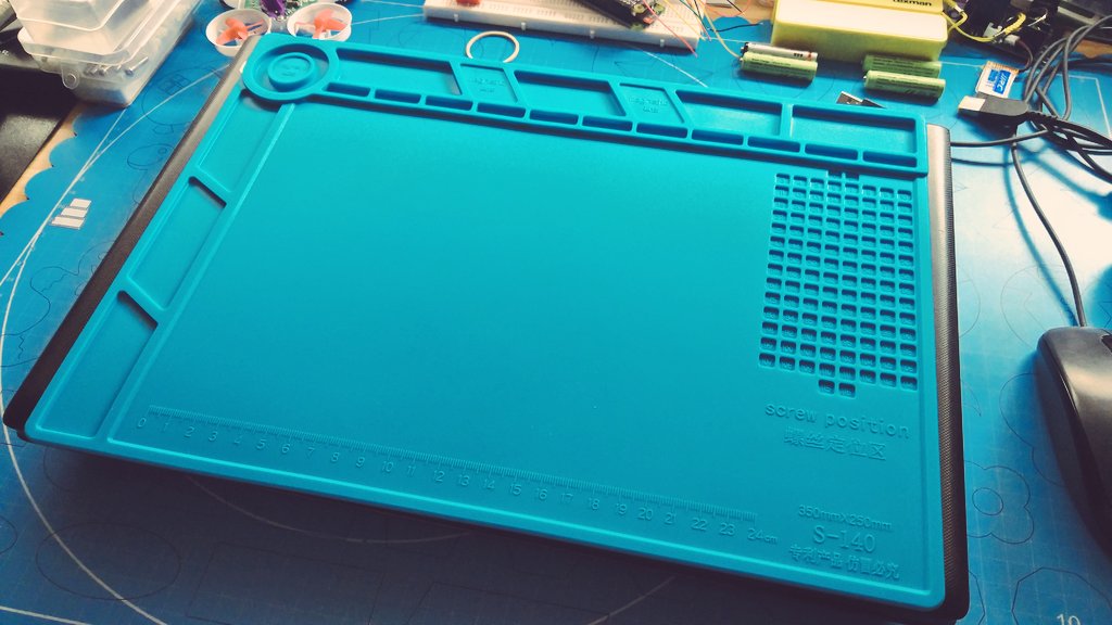 AlexCorvis84's tweet photo. Pues otro más por aquí (por fin) con Base de Silicona para 👨🏭😍
Acerté con el tamaño perfecto ➡️ 15" como el 💻 😄
#Makers #Electronics #SolderingMat https://t.co/zUPWI2tEkx