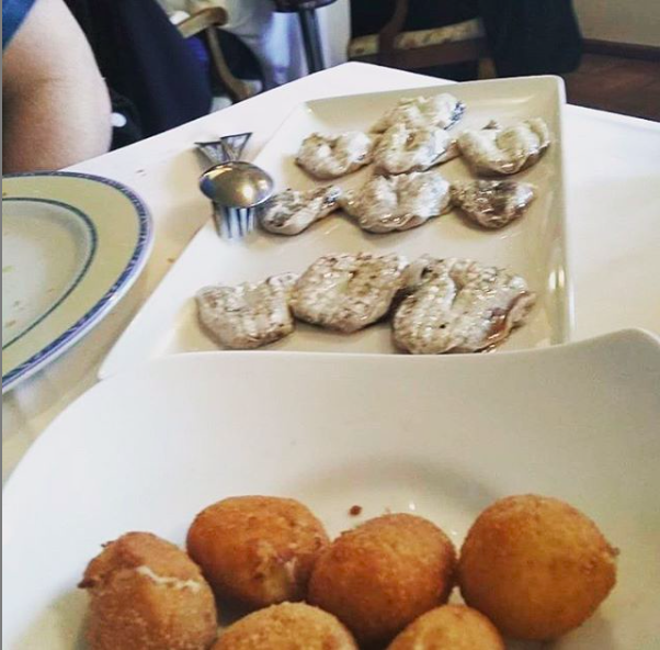 SaltxipiDonosti's tweet photo. ¿Por cuál de nuestras especialidades empezarías?
#kokotxas #croquetas #saltxipi #gastronomía #donostia #sansebastian #restuarante #foodies #foodpic #basquecountry https://t.co/GfNsQd6APS