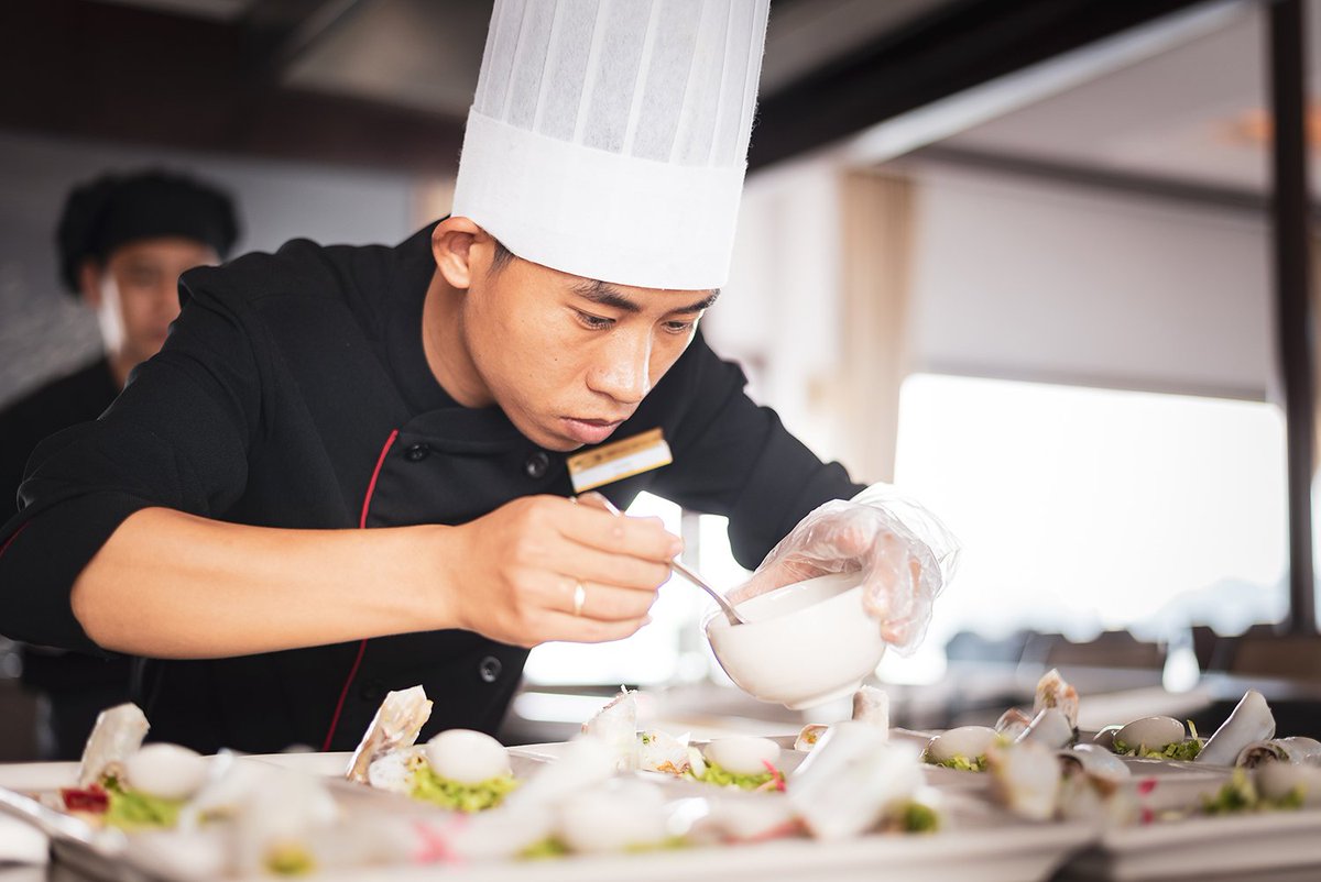 HeritageLine's tweet photo. Our live-open air kitchen on the Ginger’s restaurant exemplifies the lengths we go to satisfy your culinary cravings. Centrally located in the luxurious dining room, observe as our expert chef prepares dishes before your very own eyes.

#Cuisine #HeritageLine #Ginger #LanHa https://t.co/A7czQD3Fd0