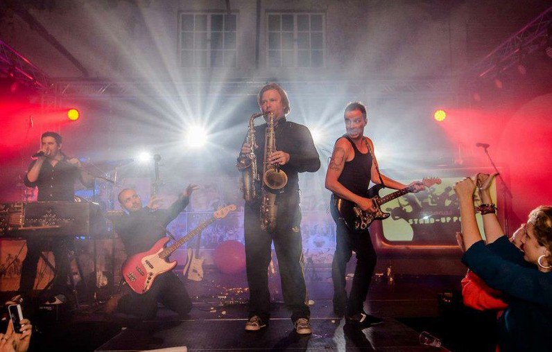 Ook de zaterdagavond van <a href="/BaggerfestivalS/">Baggerfestival</a> wordt machtig mooi met <a href="/DeCoronas/">DeCoronas - Stand up Pop</a>. Avondje instant verzoeknummers en feesten maar! baggerfestival.nl/nieuws/de-coro…