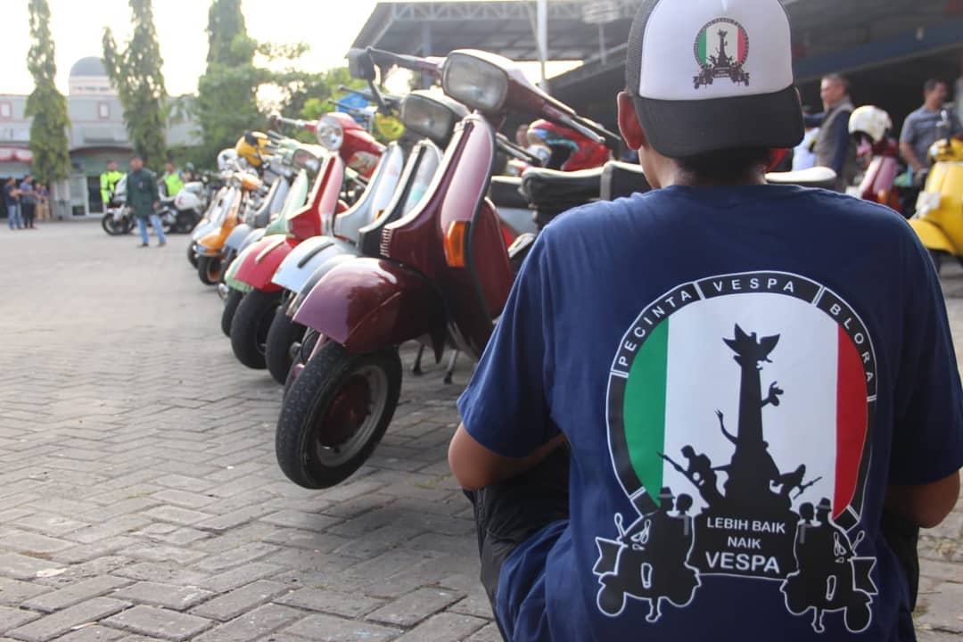 AriefRohman_838's tweet photo. Senang rasanya, kemarin sore bisa ngabuburit bersama teman teman komunitas pecinta vespa Blora. Kumpul bareng, diskusi hingga touring tipis tipis keliling kota di lanjut bukber. 

#AriefRohman #Blora
credit foto by @masipin.jenong https://t.co/Ahd5IoOzwV