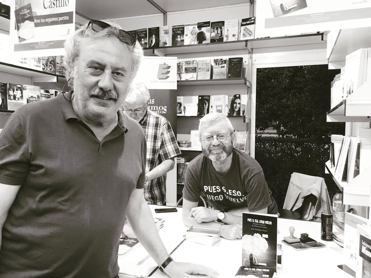 libreriajavier's tweet photo. El increíble placer de tener a Julio Llamazares en mi caseta para que le firme mi libro de anécdotas.
Solo por eso ya merece la pena aguantar esa tarde de infinito calor.
#libros #alcaladehenares #lalibreriadejavier #erideediciones #puessiesoluegovuelvo #flm @juliollamazares https://t.co/UCJIOigiDH