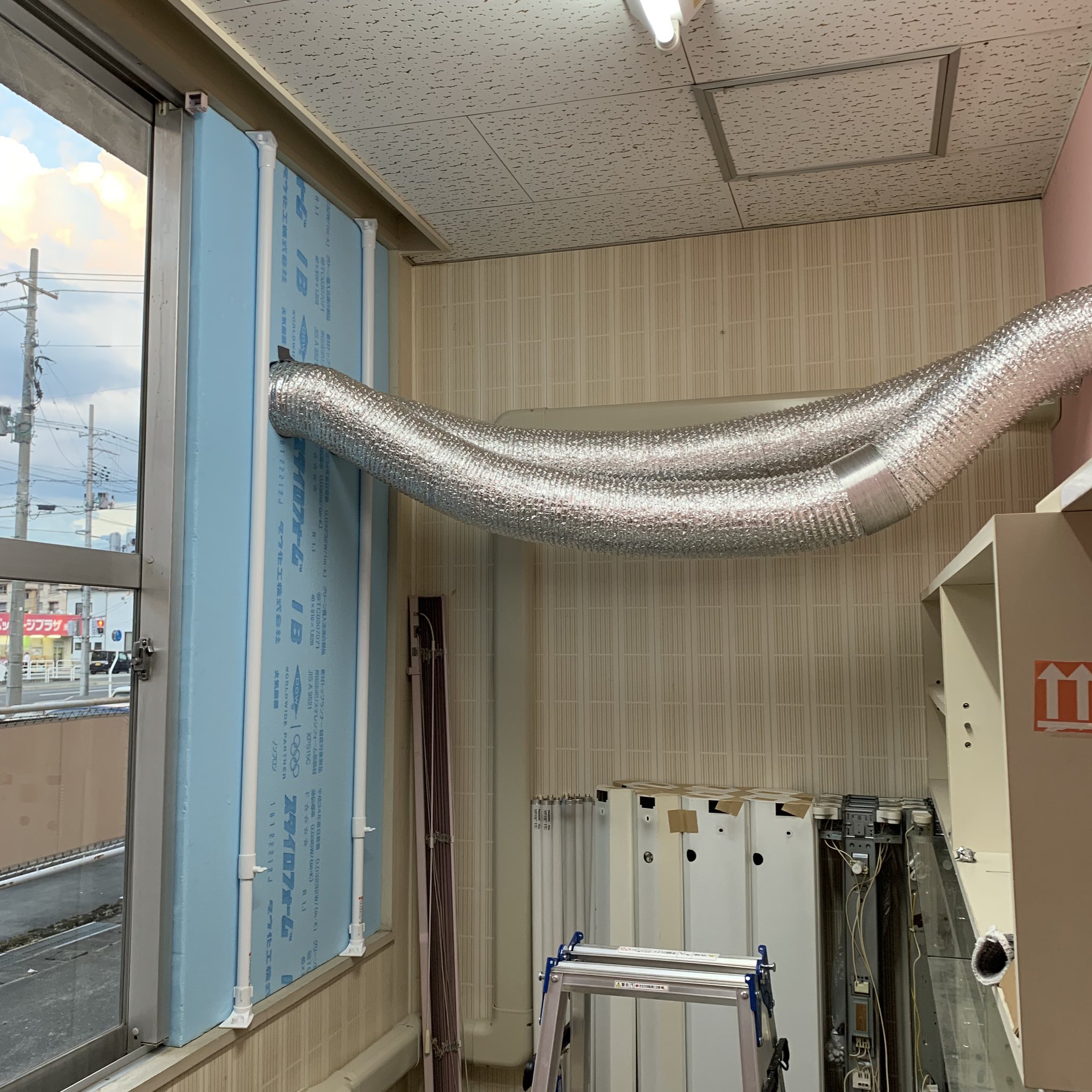 تويتر ホビースペース コントラポスト على تويتر プラモ屋開業準備進捗 塗装ブース用の排気 口ですが スタイロフォームに貼り付けたベニヤ板を塗装し アルミダクトとガラリを接続 窓に設置して突っ張り棒で固定しました 窓の開閉可能 塗装ブースも仮置きして