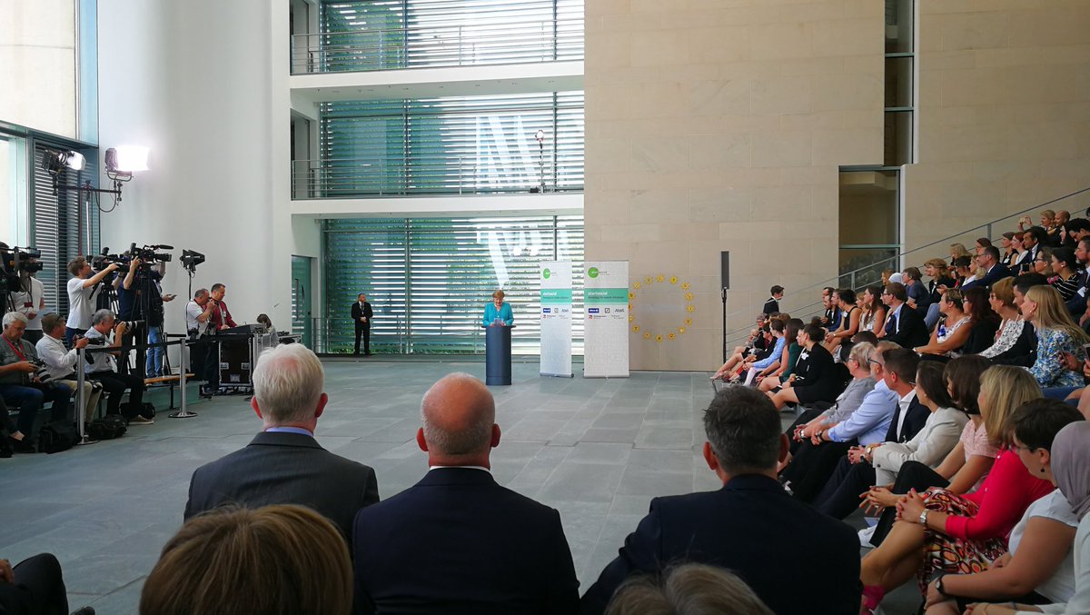 Bundeskanzlerin Angela Merkel eröffnet die @startsocial_eV Preisverleihung #25xEhrenamt