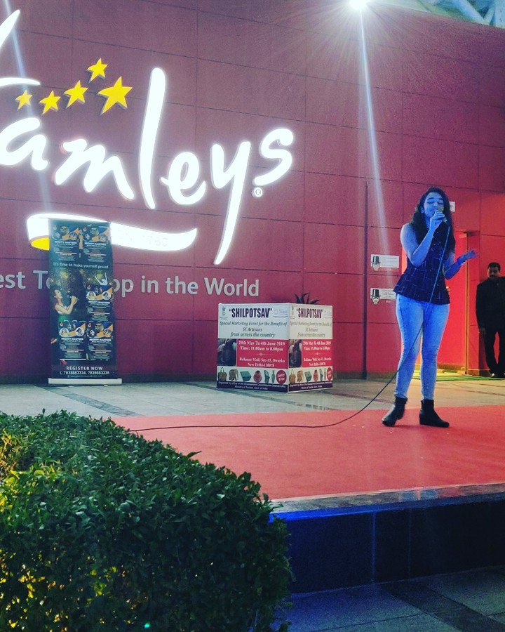 HousePeach's tweet photo. khushboo goswami from "Ingraham institute ghaziabad" has set the stage on fire with her melodious voice, at reliance mall dwarka sec- 13
#queensvalleyschooldwarka 
#ingrahaminstituteghaziabad #dpsdwarka #gdgoenka @reliancemall #peachhouseproduction #mightymasters1 https://t.co/diJ19RFEBV