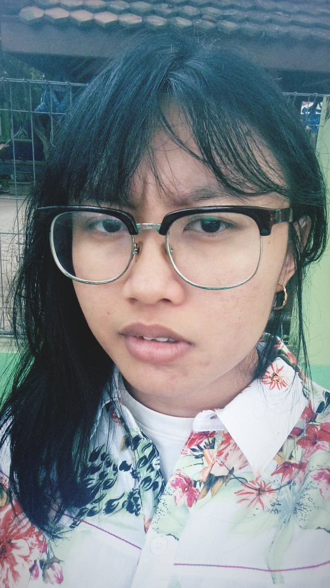 nikelyzed's tweet photo. Forgot to put on lipgloss 😹😹😹 #delater https://t.co/FG2BCMvldc