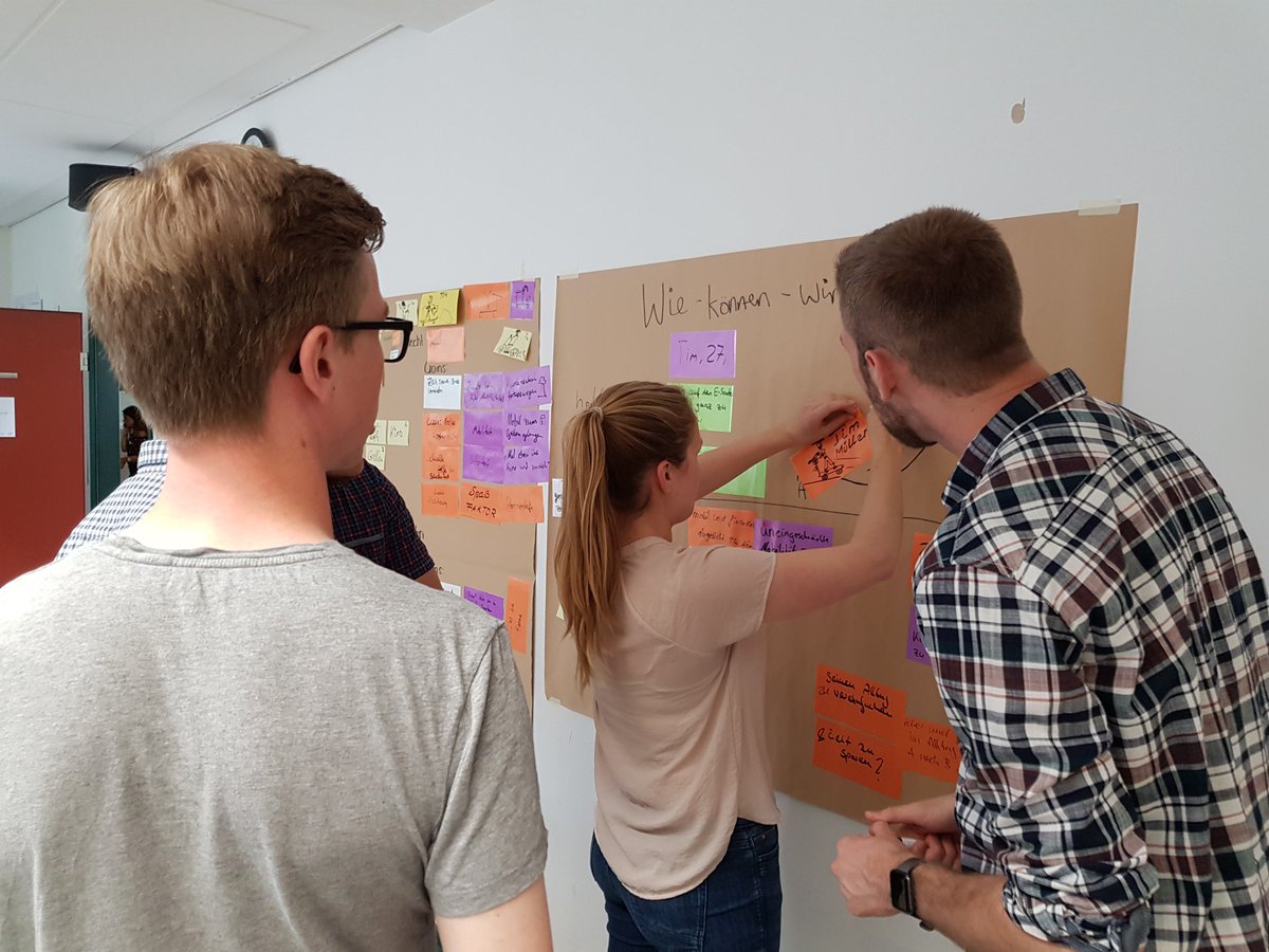 ivwKoeln's tweet photo. Wie schnell die Seminarräume bunt werden! SchnickSchnackSchnuck, Danish Clapping, Persona, Wie-können-wir und mehr beim #DesignSprint 2019 am ivwKöln der @th_koeln mit @AlteLeipziger @DEVK_Zentrale @Gothaer @Provinzial und @ROLANDGRUPPE @InsurLabDE #innovation #Lehre_mal_anders https://t.co/s1nFNy3T6u