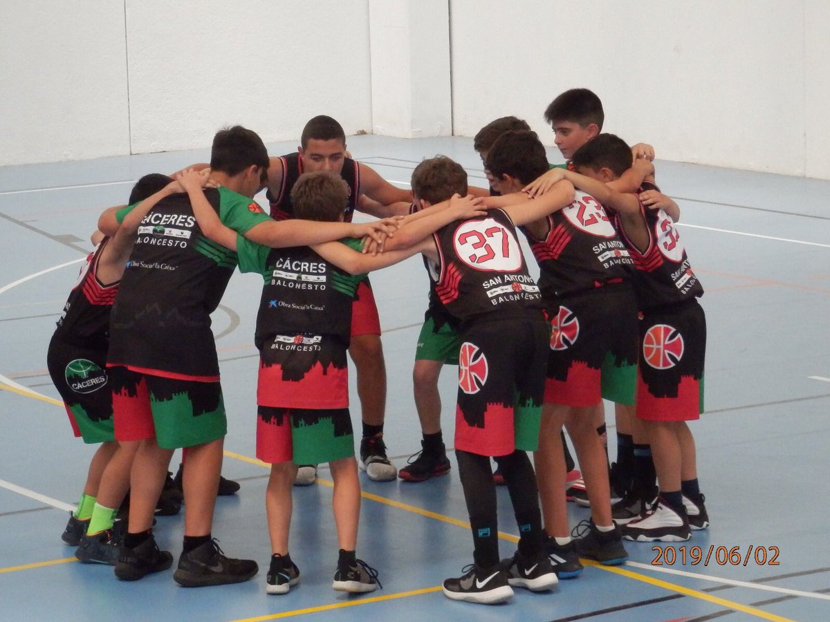 mreinarom's tweet photo. Bonita experiencia para dar por finalizada esta pedazo de temporada en el @AndalusBasket 🏀🏆 https://t.co/Kmvp1SL4m5