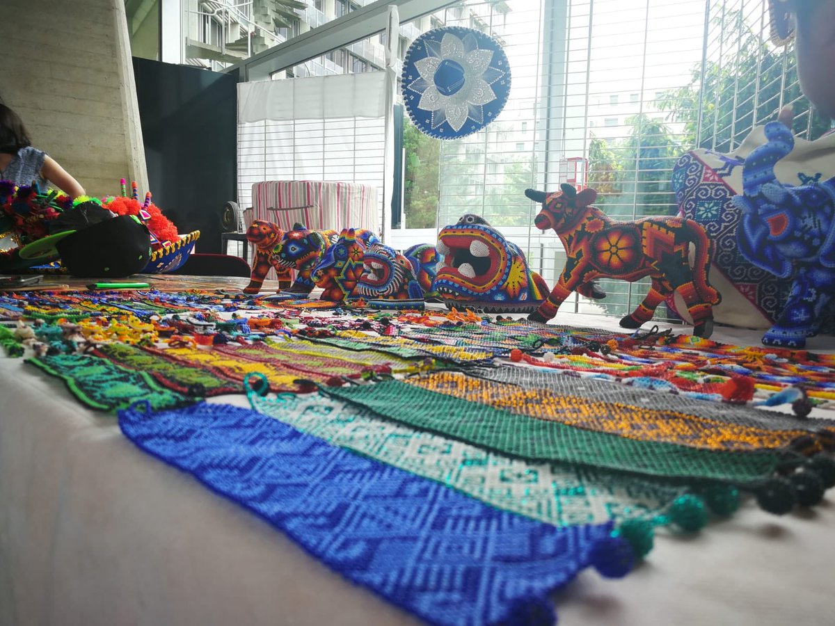 DelegamexUNESCO's tweet photo. Premier tweet : @delegamexUNESCO prepara instalación de artesanías y productos mexicanos para Semana de América Latina y del Caribe #LACWeek @UNESCO con #GaleriaYawí y @ChambreMexFra https://t.co/ZHrpF0cdVz