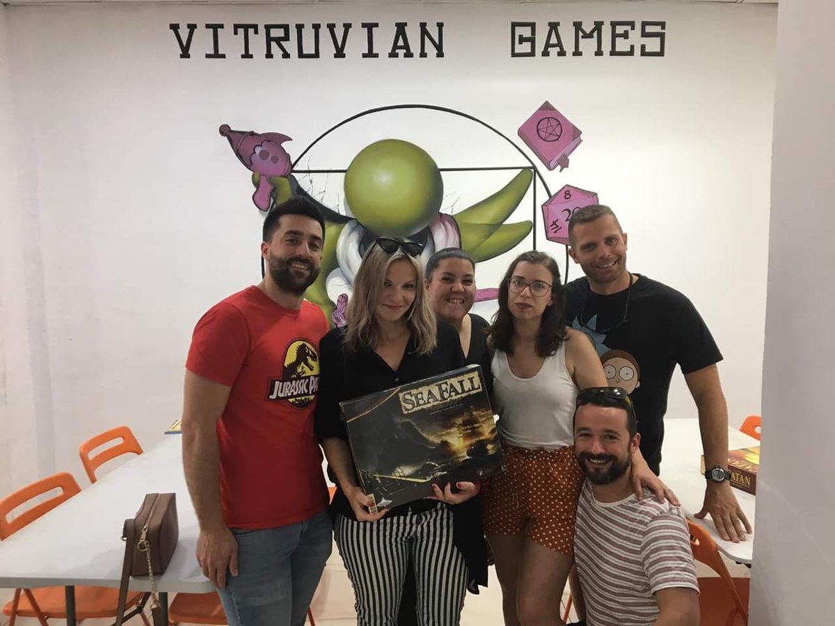 Unos pocos se quedaron para la foto final, ¡enhorabuena a nuestra ganadora del torneo de Catan! #catan <a href="/catan/">CATAN</a> #juegosdemesa