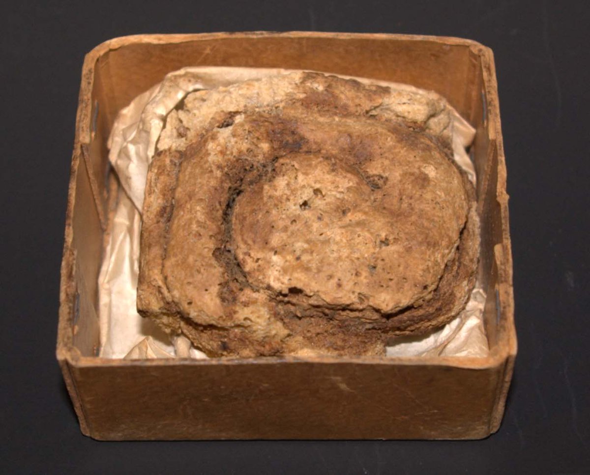 MuseumCrush's tweet image. We love working with the lifeblood of local museums - volunteers - to tell collection stories. Here's one from @leomuseum about a Chelsea bun that travelled to the First World War trenches and back #VolunteersWeek bit.ly/2W7Ggf2