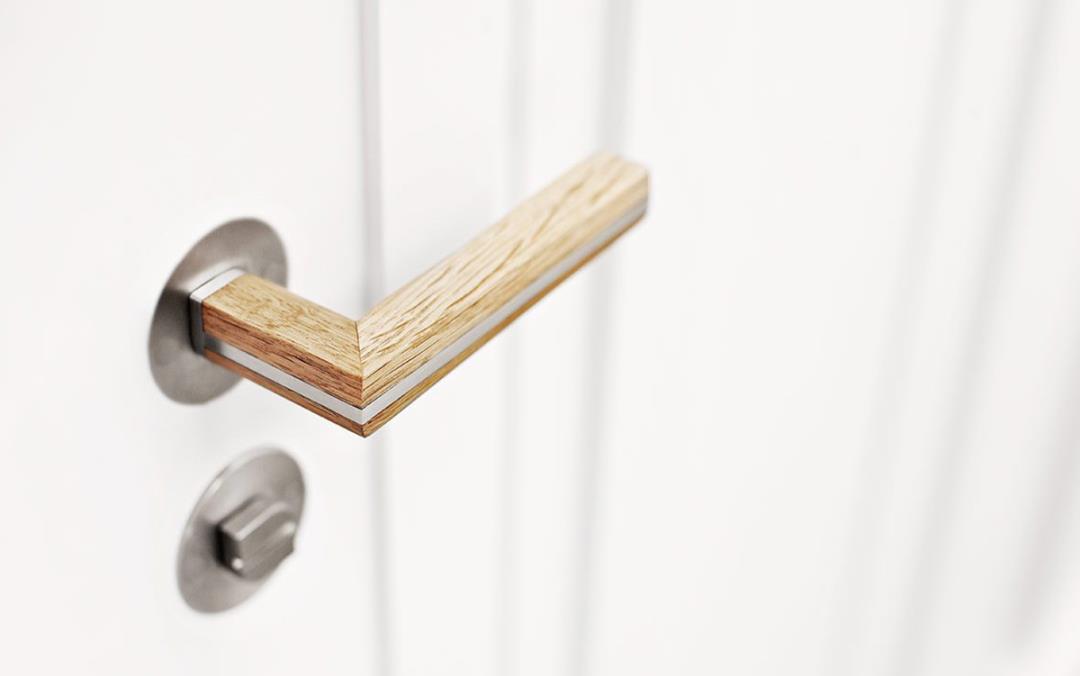 SPENDINgalicia's tweet photo. #Formani presenta su nuevo modelo de manilla de acero inoxidable cepillado para puertas, ventanas y muebles y combinado con auténtica madera de roble de alta calidad 👌 https://t.co/AKNckler3b  #SPENDIN #Design https://t.co/TtLVJ59eIy