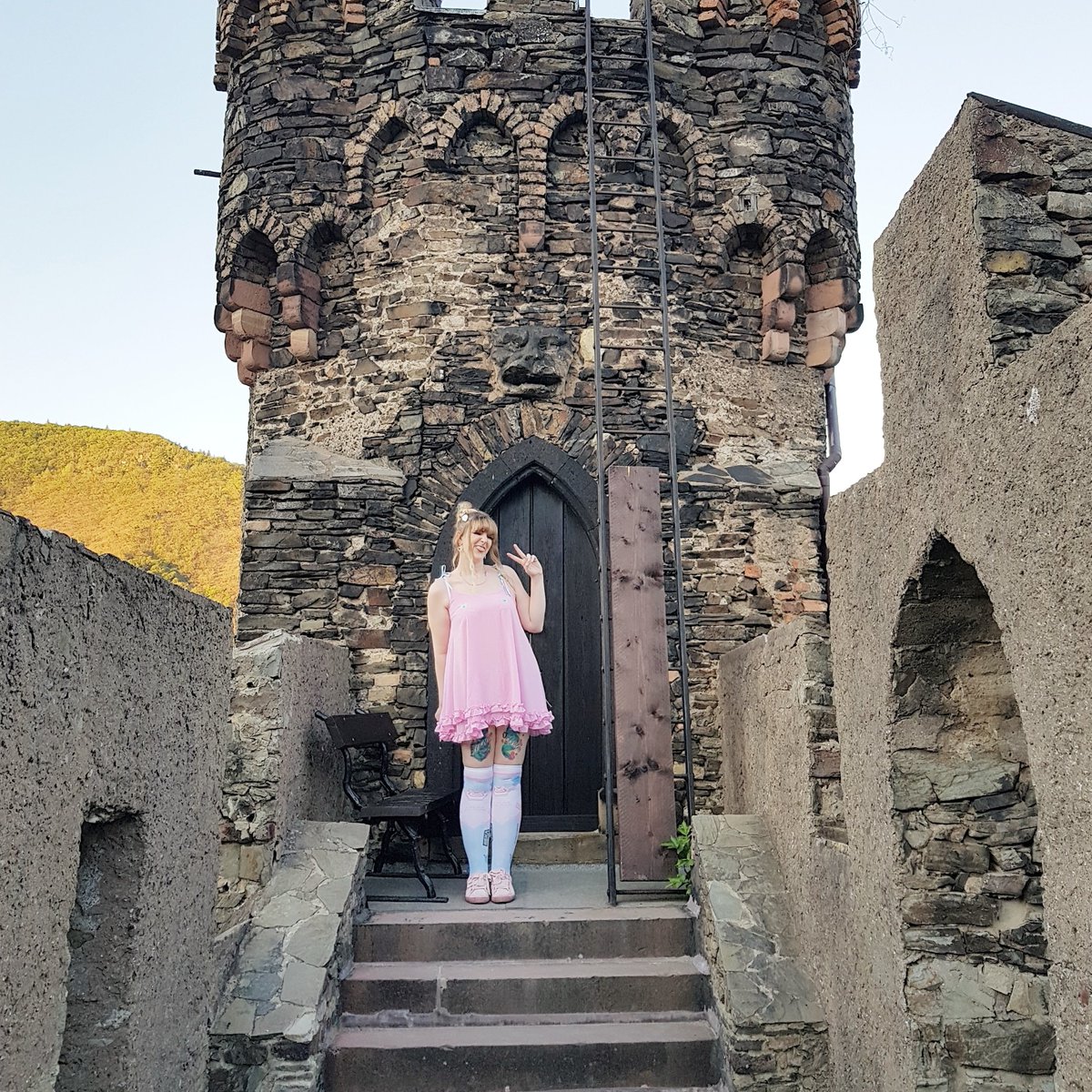 swiftheart's tweet photo. Taking a highground position at Eichenwalde 🏰💕 #dvamain #dvamainbtw #lazyoaf #träumerei #reichenstein https://t.co/zlgGPPE1sL