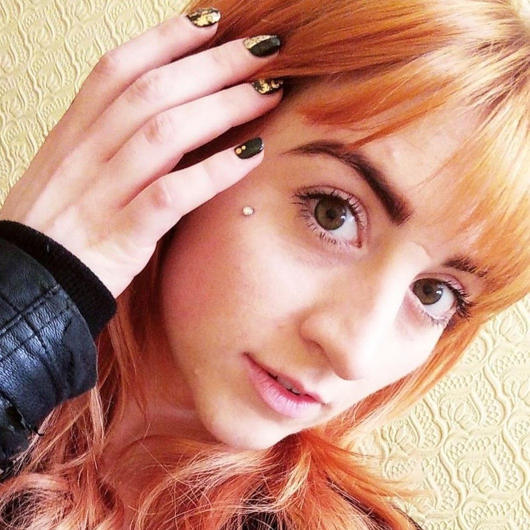 Hannahmnails's tweet photo. Love a client selfie! Steph showing off her fresh nails by me and brows by @CLDMakeUpArtist 🖤 #darknails #goldnails #greennails #shellacnails #naturalnails #showscratch #nailpro #southendonsea #leighonsea https://t.co/1UqeolTDs7
