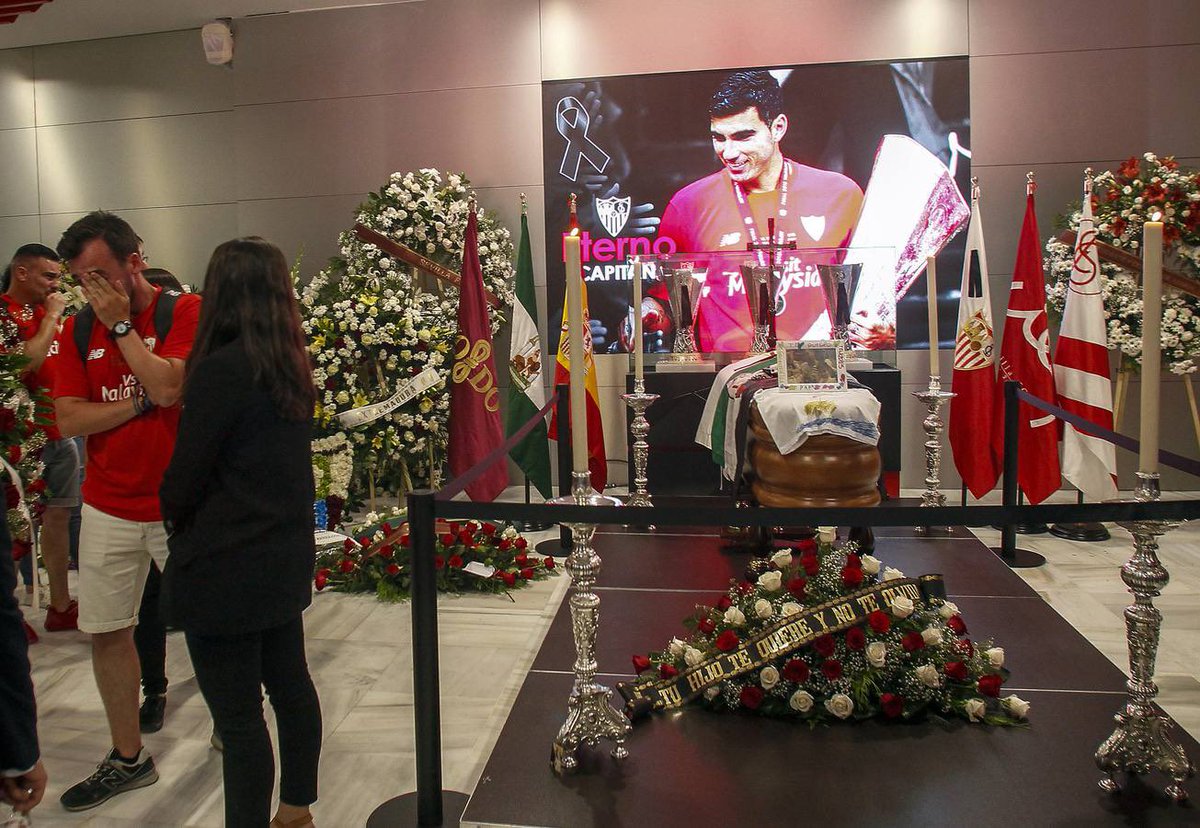jm7sfc's tweet photo. A quien especule con mudarnos de Nervión, le pido que observe estas tres imágenes y piense en las almas que aquí se velaron... Si después de esto, sigue con su idea, me permito el lujo de cuestionar su sevillismo. @Sevillismo3 @RPajare @RatonSFC1905 @GuardianesSFC @1980SFC https://t.co/WUKYlJ2Nqs
