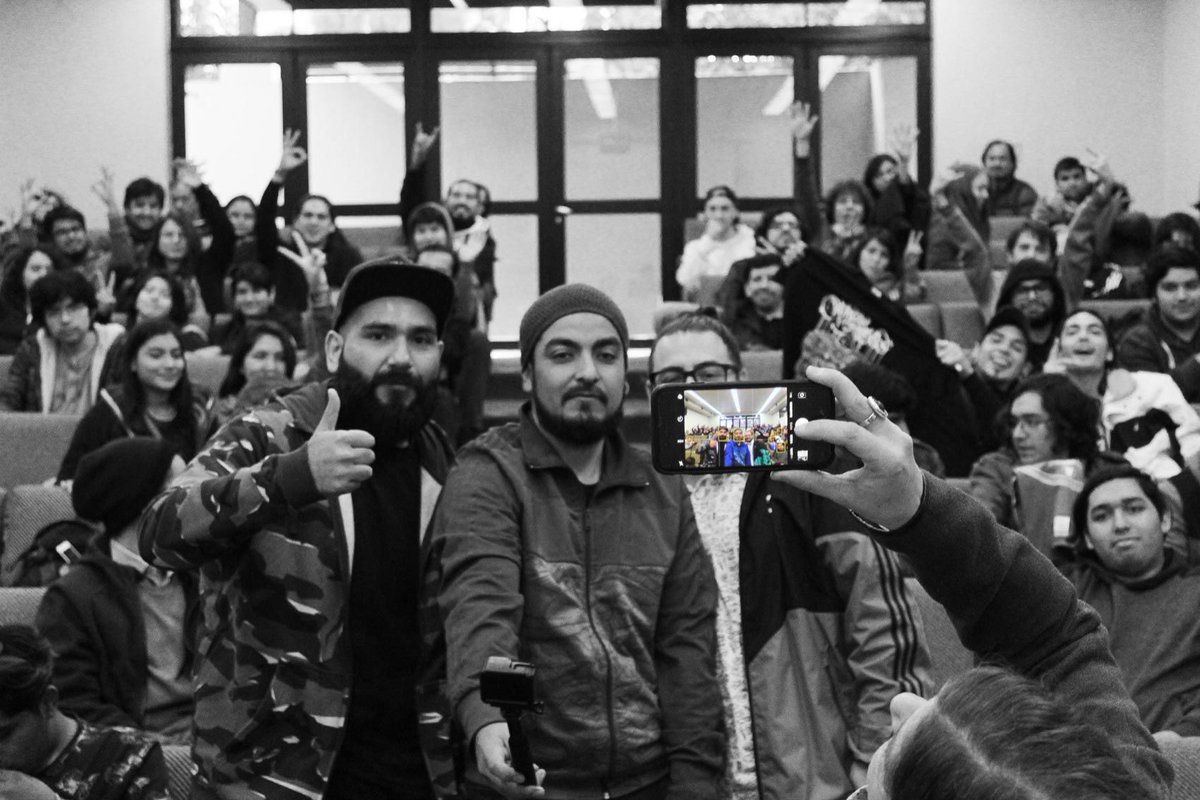animalflair's tweet photo. Realmente hablamos de nuestras vidas y el cómo se a ligado desde los inicios a las artes gráficas. Es por esto que esta charla la llamamos “entre píxeles y vectores" es un relato de nuestras vida ligados al diseño https://t.co/sgE0r8sUqR @cabronescru https://t.co/quJhldp62X