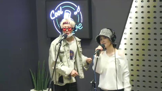 leehibr's tweet photo. [THREAD] 03.06.19 | BIHI na Radio Volume Up da Suhyun.

Enquanto Lee Hi cantava, Hanbin ficou dançando, e quando foi o contrário, Hayi fez o sinal de telefone com a mão pra ele. https://t.co/DGQ5qkQ2mt