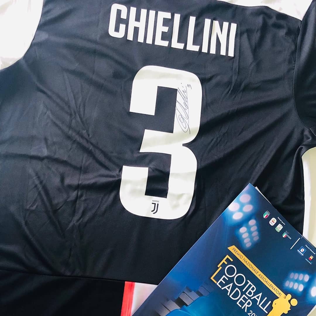 Grazie ai due capitani di #Napoli e #Juventus, #Insigne e #Chiellini ❤❤, per le loro maglie. Le regaliamo quest'oggi all'apertura di #FootballLeader. Vi aspettiamo alle ore 16 al Centro Sportivo ArciScampia.
