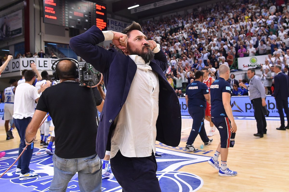 Una stagione fantastica (e non é ancora finita). Pazzo, pazzo Poz <a href="/theoriginalpoz/">gianmarco pozzecco</a>! #LBAPlayoff <a href="/LegaBasketA/">Lega Basket Serie A</a> <a href="/dinamo_sassari/">Dinamo Sassari</a>