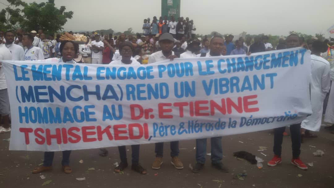 Aéroport de Ndjili, jeudi 30 mai 2019.
Le MENCHA a rendu hommage à son leader Etienne TSHISEKEDI.