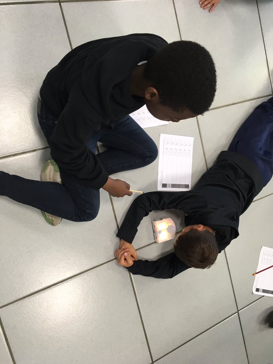 martiiw's tweet image. Matinée #Wallcode au @micbelgique avec @sicarre_be @KodoWallonie @MaisonDesMaths @quai10charleroi @AlgoBot @Technocite et 65 élèves de l’école libre notre dame de messines @VilledeMons