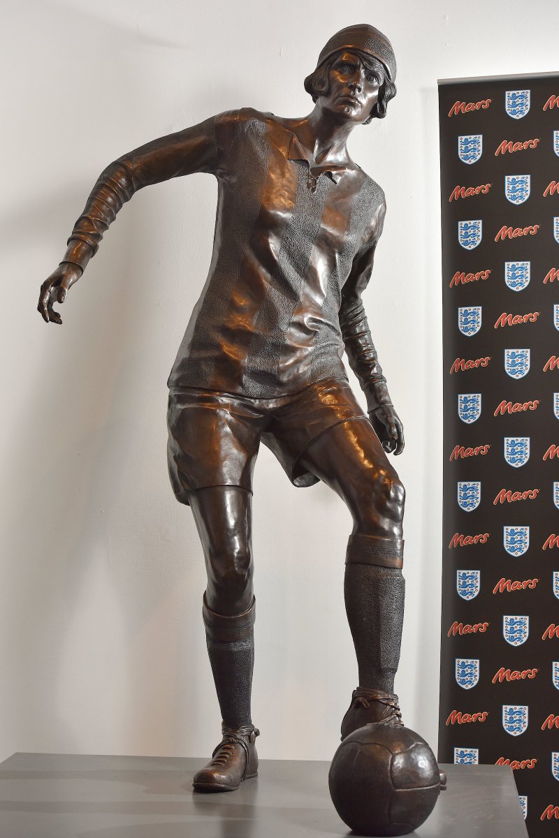 MarsUK's tweet photo. We’re so proud to unveil the first ever statue of a female footballer in the UK. We hope shining a spotlight on trailblazer Lily Parr will inspire both the current generation of Lionesses and all women to follow their sporting dreams. #SupportHer https://t.co/GW0trw5H3j