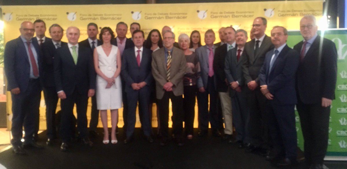 F_GermanBerncer's tweet photo. Foto de “familia” de los miembros del #Foro y personalidades con el Premio Nobel de Economía, #EricMaskin. Celebrada esta mañana en #Alicante. Un evento que ha contado con el apoyo de la @UA_Universidad, @Rural_Central, la #CátedraGermánBernácer y los Premios Rei Jaume I. https://t.co/g1T95h63M6