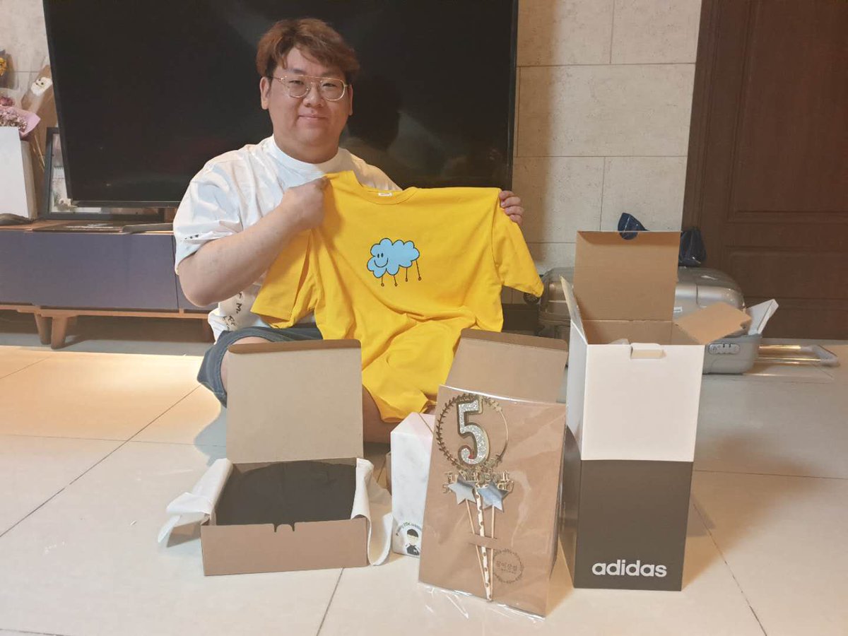 DRX_LCK's tweet photo. 오늘은 TusiN 선수가 데뷔한 지 5주년이 되는 날입니다!👏👏

특별한 날을 맞이하여 팬분들께서 값진 선물을 보내주셨는데요! 더운 날씨에도 TusiN 선수를 위해 귀한 발걸음 해주신 팬분께 진심으로 감사드립니다🙏 https://t.co/9dzrijAvW2