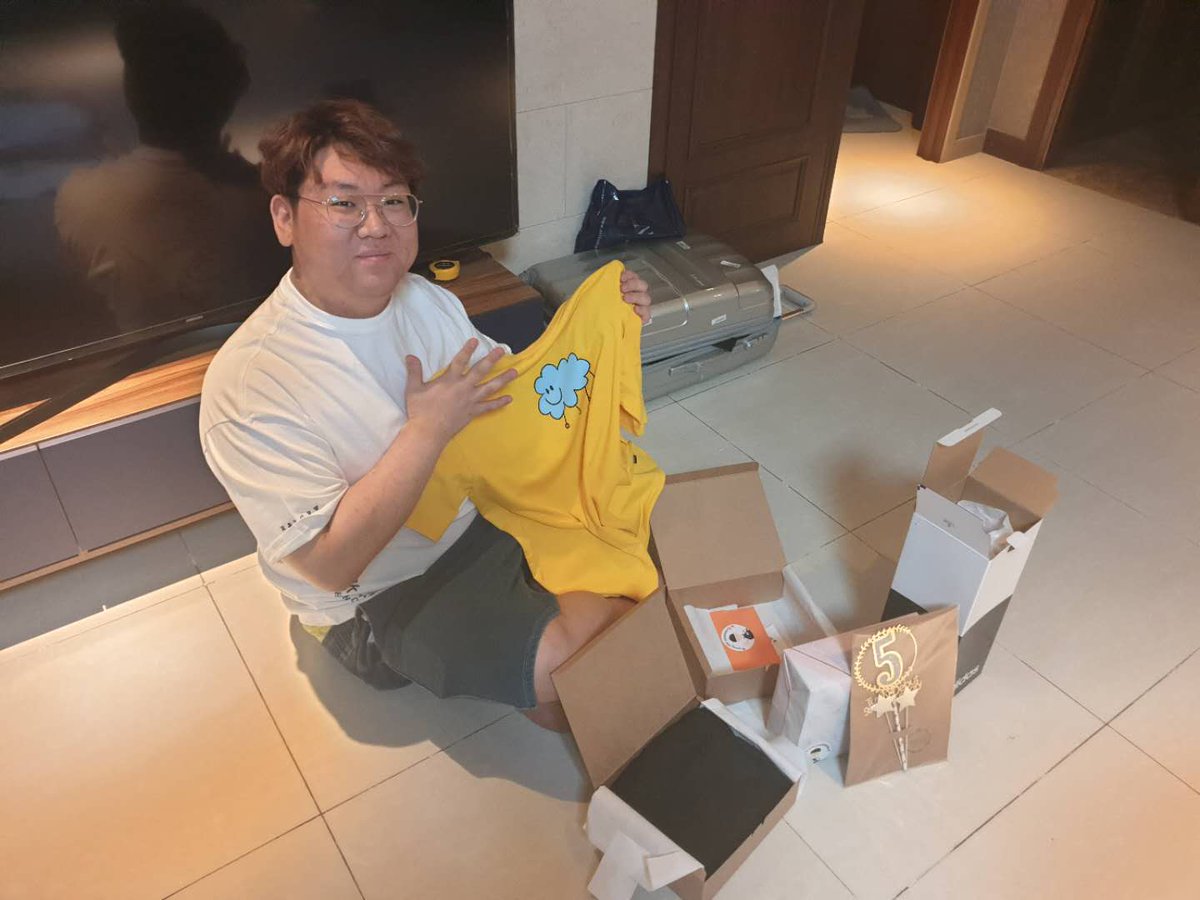 오늘은 TusiN 선수가 데뷔한 지 5주년이 되는 날입니다!👏👏

특별한 날을 맞이하여 팬분들께서 값진 선물을 보내주셨는데요! 더운 날씨에도 TusiN 선수를 위해 귀한 발걸음 해주신 팬분께 진심으로 감사드립니다🙏