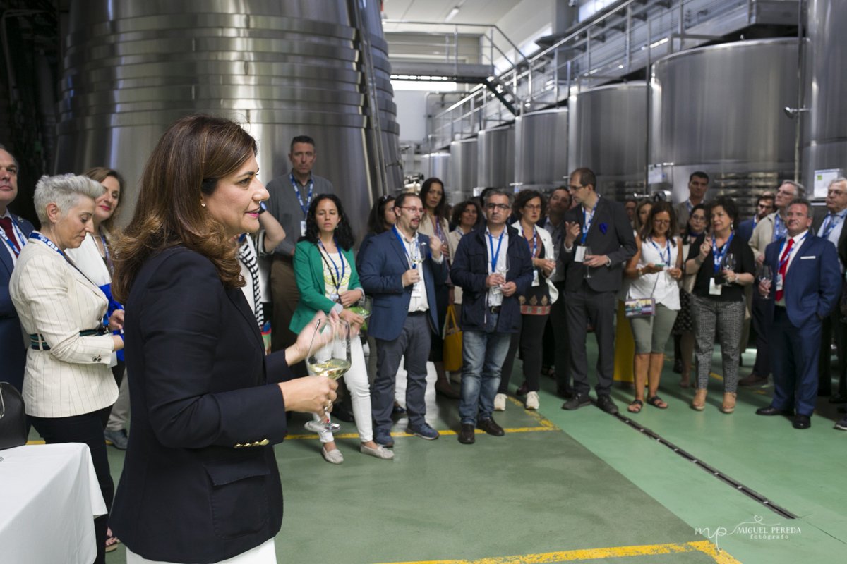 cve_red's tweet photo. 🔹 A la @CVE_ y a su presidenta Angela de Miguel @angela_demiguel 

🔹 A @bodegasvizar por acogernos y hacer que todo fuera fácil y un éxito

🔹 A nuestra presidenta, @marta_riva por ser una gran anfitriona

(Hilo 👇) https://t.co/QVB8axrPk0