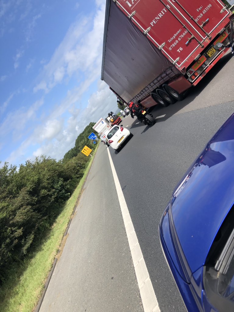 3D_Parts_Ltd's tweet image. And #bikers say that car drivers are #irresponsible 🤬🤬 some of this lot even up the #hardshoulder #idiots