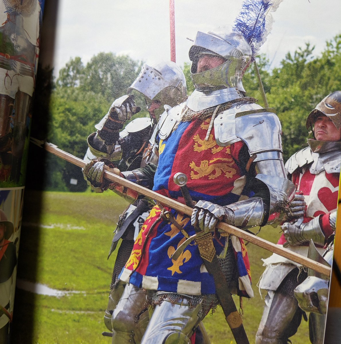 月魚 Auf Twitter 先日ツイートに流れてきた 英国男子甲冑コレクション を買ったのですが中身が素晴らしかったです ピカピカ鎧はもちろん少し錆びた冒険者っぽい装備のオジサマや馬上槍試合に鎧の各パーツの紹介に中世の村人な 服装まで140ページに写真てんこ盛り