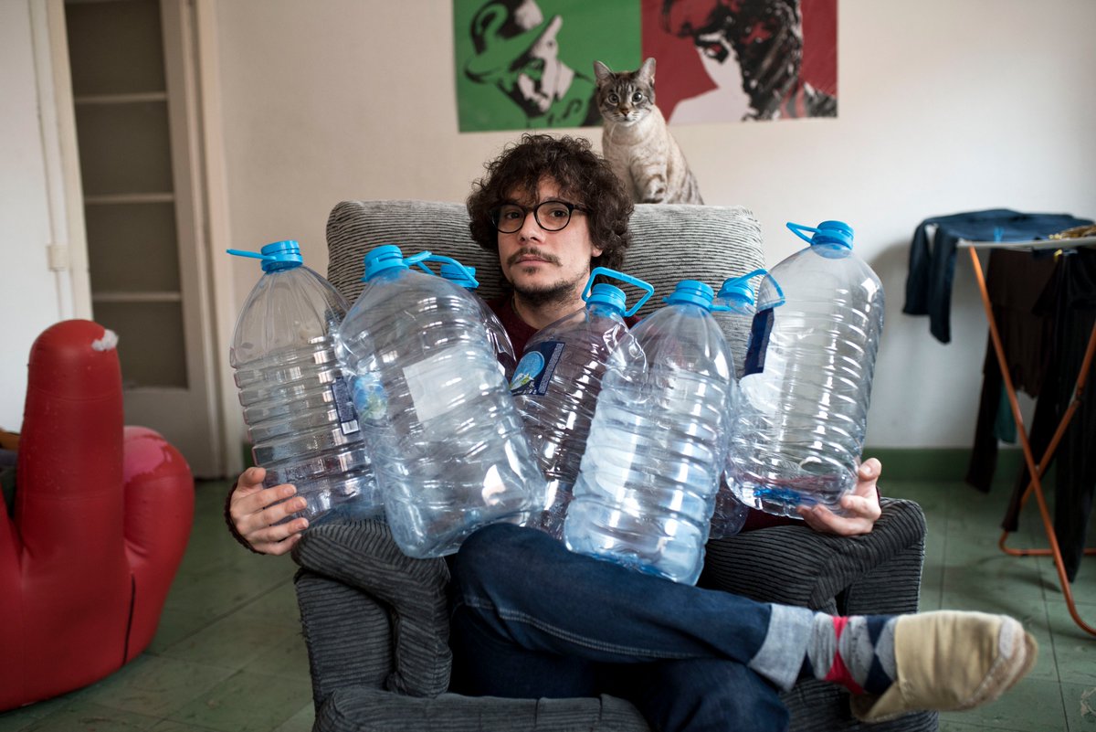 Consum de 460 litres d'aigua envasada en només un mes. Podeu veure el projecte (En)vase aquí 🥤claudiafrontino.com/envase
#zerowaste #residuzero #NoPlasticChallenge