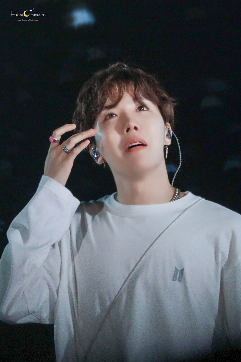 J Hope Uk Me Before The Concert I Won T Cry This Year I M Pretty Sure Me After Seeing Hobi Cry Is This A Tear Oh No Wait There S Many Many