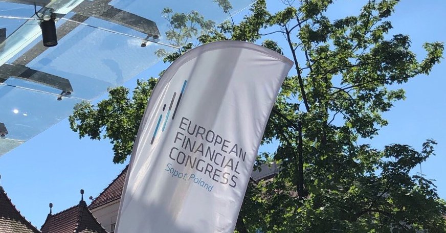 DeloittePolska's tweet photo. Jesteśmy na @EFCongress w słonecznym Sopocie. O tym, komu VASy dodają wartości opowiemy podczas wtorkowego panelu o godz 10:40. #ekf2019 #banki🌤🌊 https://t.co/FR0fiNU1I1