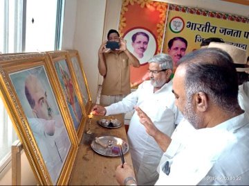 BJP4MP's tweet photo. आज छिंदवाड़ा में राज्यसभा सांसद श्री कैलाश सोनी जी को भाजपा किसान मोर्चा द्वारा सम्पूर्ण देश के किसानों के लिए 6000 रुपये की सम्मान निधि घोषित होने पर प्रधानमंत्री श्री @narendramodi जी के लिये अभिनन्दन पत्र सौंपा एवं उनको बहुत-बहुत आभार प्रेषित किया
@BJP4India @nstomar https://t.co/0yVfhgi7C4