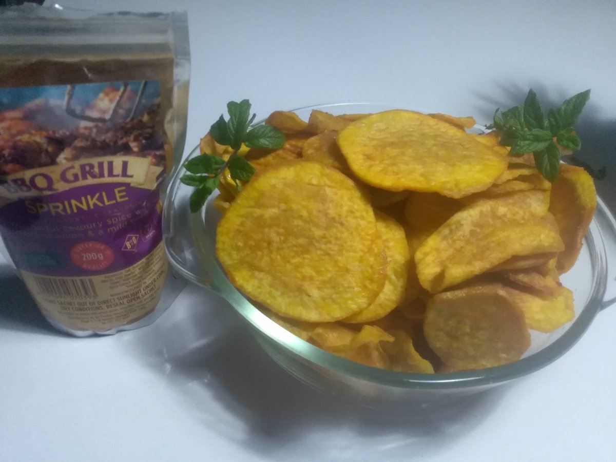 LesleyMacheka's tweet image. Harvested 2 varieties of #OFSP yday &amp;amp; made some #OFSP crisps. Next stage is checking on #vitaminA cont of e&apos; 2 varieties &amp;amp; of e&apos; crisps to establish e&apos; effect of processing on e&apos; vitamin A cont @Muzhingi_T @DelilahTee @CMutimaamba @ChigovaS @FManditsera @JMubaiww @HarvestPlusZim