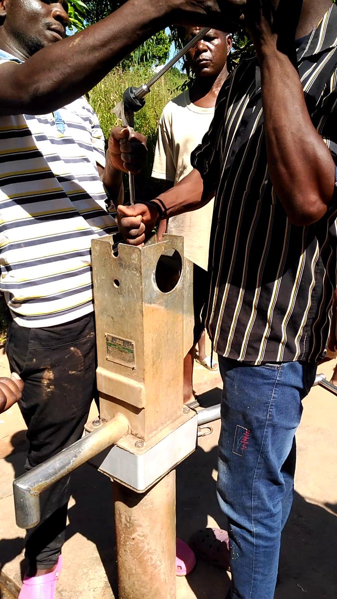 Mechanics from @fishermans_rest reset the hand pump after installing and AFD-2 sensor in Malawi, under the eye of the water committee chairperson. 500 communities will benefit from sensor technology and advanced maintenance services in the coming weeks.
