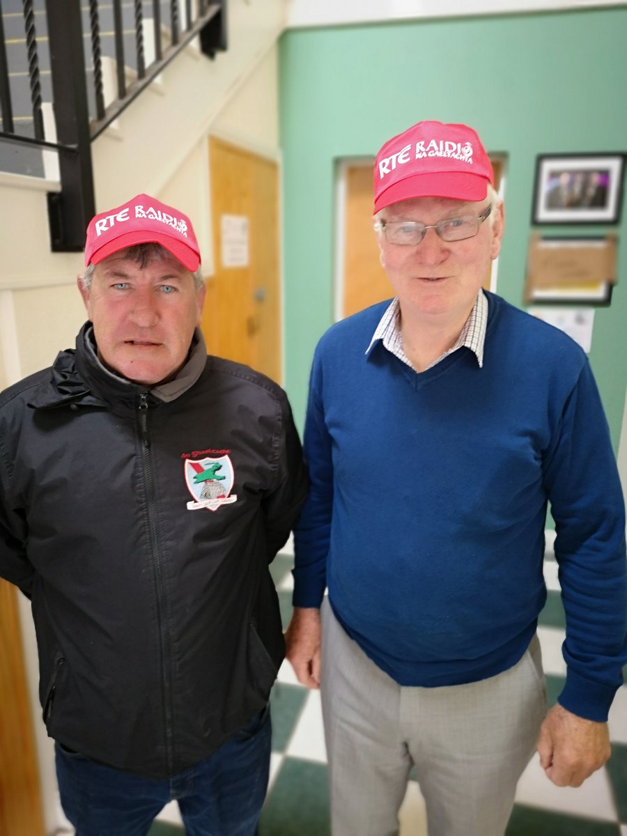 An aithníonn sibh iad seo?! Beirt a dhein obair na gcapall do Chomórtas Peile na Gaeltachta. <a href="/comortas19/">Comortas Peile na Gaeltachta 2019</a>. <a href="/SportRnaG/">RnaG Spórt</a> <a href="/saolodheas/">Saol ó Dheas RnaG</a> <a href="/AnGhaeltacht/">Cumann Caide na Gaeltachta</a>